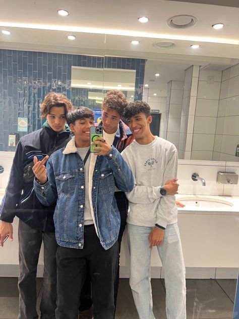 Mirror selfie friend group Group Mirror Selfie Aesthetic, Friend Groups, Mirror Selfie Poses, Boy Best Friend, Mirror Pics, Friend Group, Mirror Pic, Friend Poses, Selfie Poses