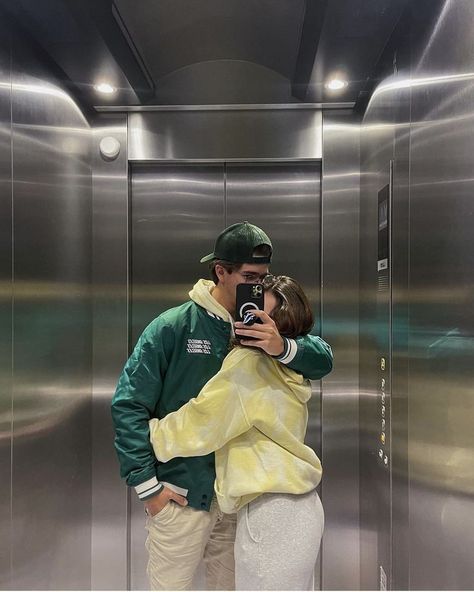 Behind The Net Aesthetic, Boyfriend Poses Couple Photos, Couple Elevator Pics, Couple Picture Ideas Instagram, Cute Couple Aesthetic, Kiss On The Cheek, Playful Poses, Couple Aesthetics, 사진 촬영 포즈