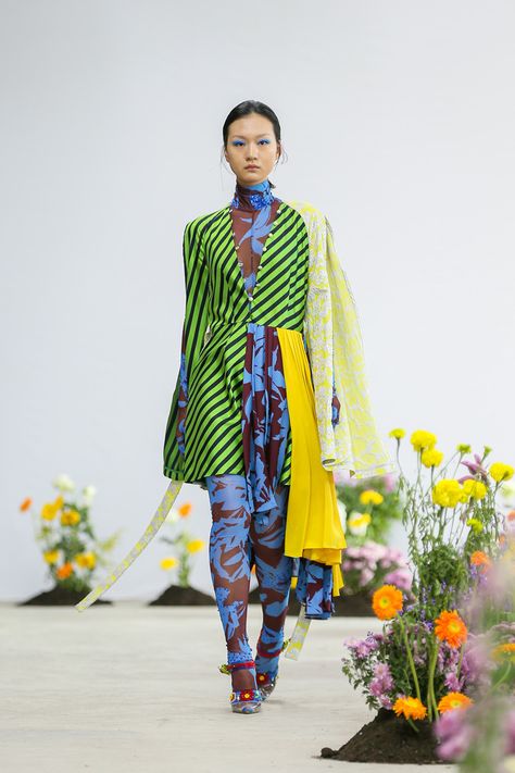 #SHFW: SHUTING QIU Spring Summer 2020 Collection Art Of Beat, Shanghai Fashion Week, Shanghai Fashion, Fashion Drawing Tutorial, Virginia Woolf, Fashion Show Images, Live Fashion, Fashion Couple, Large Fashion