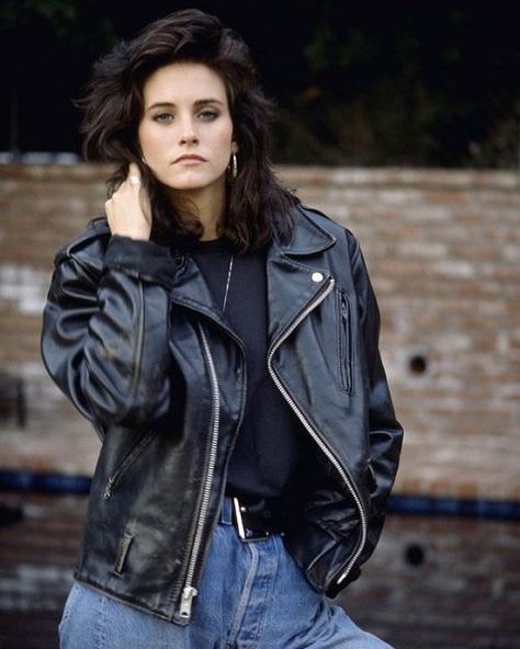 vintage gallery on Instagram: “Before becoming an actress, Courteney Cox wanted to be an architect. Indeed, she began college course work in the field before bolting to…” Look 80s, 90s Grunge Hair, Mode Swag, Courtney Cox, 90s Inspired Outfits, Friends Cast, Monica Geller, Friends Moments, 90s Fashion Outfits