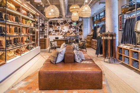 Boot Store Display, Western Retail Store Design, Western Store Display Ideas, Western Modern Decor, Western Boutique Display, Cowboy Store, Retail Store Interior Design, Western Shop, Moda Country