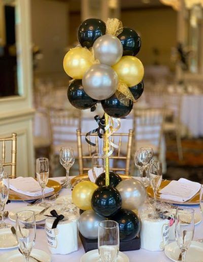 Gold Table Centerpieces, Black And Gold Centerpieces, Balloon Centerpieces Diy, Balloon Baby Shower Centerpieces, Balloon Table Centerpieces, Banquet Centerpieces, Disco Party Decorations, Black And Gold Balloons, Gold Centerpieces