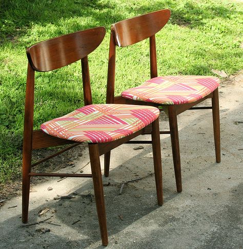 I lust for something like these for the dining table. #kitchen #chairs #midcenturymodern Vintage Chairs Makeover, Upcycled Dining Chairs, Funky Fabric, Seating Room, Beach Chair With Canopy, Retro Dining Chairs, Upholstery Ideas, Dining Room Paint, Furniture Fix