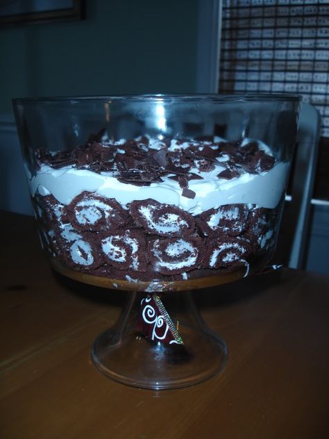 Swiss Roll Trifle Recipes, Triffel Recipes, Swiss Roll Trifle, Swissroll Ideas, Triffle Recipe, Swiss Cake Roll, Church Table, Trifle Bowl Recipes, Refrigerated Desserts