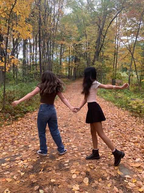 Two girls in the middle of a walk way covered in aesthetic leaves colored shades of red and orange Cool Duo Pics, Best Friend Forest Photoshoot, Aesthetic Poses For Besties, Poses For Pictures Instagram With Bestie, Duo Best Friend Pictures, Duo Fall Pictures, Duo Poses Photography, Fall Instagram Pictures With Friends, Photo Poses Instagram Friends