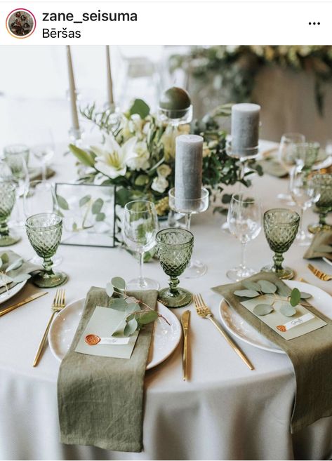 Wedding Plate Set Up Rustic, Wedding Table Design Round, Wedding Decorations Green And White, Wedding Table Settings Without Plates, Green Place Setting, Sage Wedding Table, Round Table Wedding Centerpieces, Round Wedding Table Decorations, Table Ideas Wedding