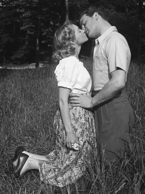 10 Things That Make It So Easy to Stay Close--when something funny happens, don't call your girlfriends first, call your man first so you all can laugh together.  I love this picture by the way. 1950s Couple, Couples Vintage, Old Fashioned Love, Image Couple, Vintage Kiss, Couple Kissing, Vintage Couples, Vintage Romance, Foto Vintage