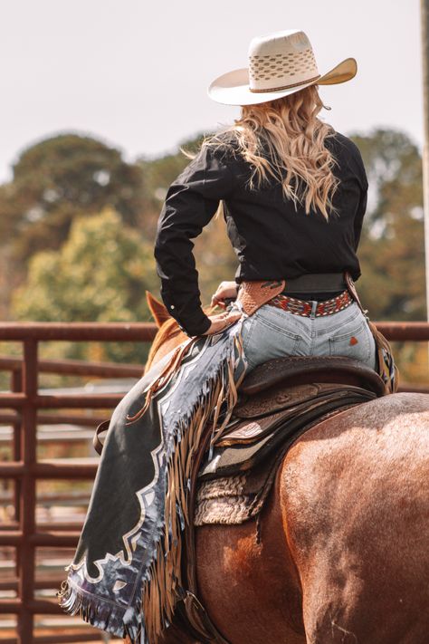 Roping Photoshoot, Rodeo Queen Pictures, Rodeo Queen Aesthetic, Riding Outfit Western, Horse Riding Outfit Western, Celeb Costumes, Rodeo Photoshoot, Ranch Photoshoot, Cowgirl Riding Horse