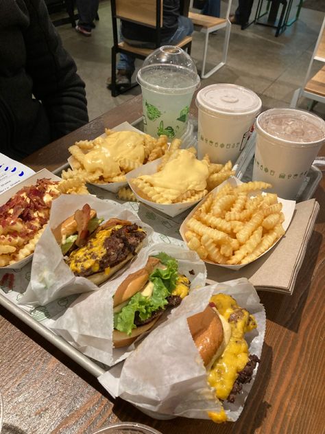 Yummy shake shack food Shake Shack Aesthetic, Shake Shak, Shake Shack Burger, Snack Shack, Shake Shake, Soul Food Dinner, Shake Shack, Food Menu Design, Food Babe