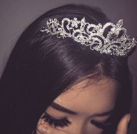 Bridal Hair Updo With Veil, Tiara Aesthetic, Ragazza Gangsta, Bridal Hair Tiara, Prom Tiaras, Crown Aesthetic, Bridal Hair Veil, Girl Hair Dos, Birthday Tiara