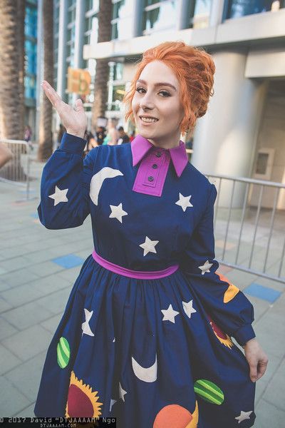 Character: Ms. Frizzle / Fandom: The Magic School Bus / Location: WonderCon 2017 / Photographer: DTJAAAAM Mrs Frizzle Costume, Literary Halloween Costumes, Modest Costumes, Mrs Frizzle, Modest Halloween Costumes, Miss Frizzle, Old Halloween Costumes, Ms Frizzle, Teacher Costumes