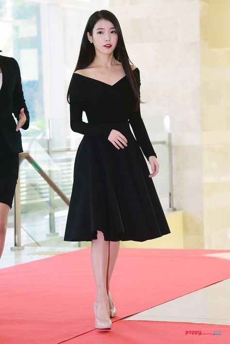 These 10+ Times IU Wore A Pretty Black Dress Will Convince You That It's One Of Her Best Looks - Koreaboo Teen Formal Dresses Short, Recital Dress, Pretty Black Dresses, Award Show Dresses, Black Dresses Classy, Pakaian Feminin, Black Dress Outfits, Graduation Dresses, Glamour Dress