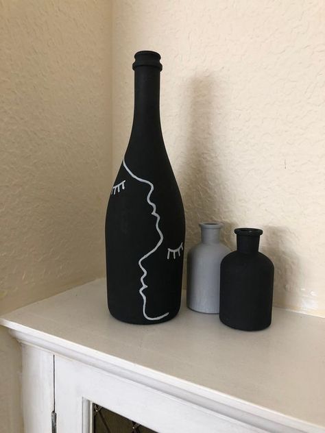 Abstract Bottle Art, Bottle Art Ideas Paint Easy, Vase Ideas Painting, Cute Bottle Painting Ideas, Black Bottle Painting, Paint Bottles Diy, Black Bottle Art, Glass Bottles Art Paint, Painted Bottles Ideas