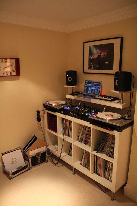 Max One's Set Up Evolution Dj Turntables Dj Setup, Dj Set Up Home, Dj Room Ideas, Vinyl Set Up, Dj Setup Ideas Home, Home Dj Setup, Dj Bedroom, Vinyl Record Room, Music Room Office