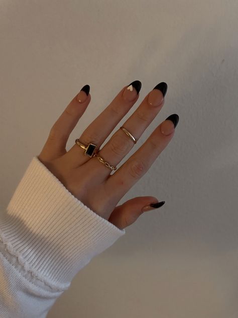 white heart - black and white Black Nail Tips, White Short Nails, White Almond Nails, Black Almond Nails, Black French Tip, Black French Tips, Heart Nail Designs, Cartier Love Ring, Short Almond Nails