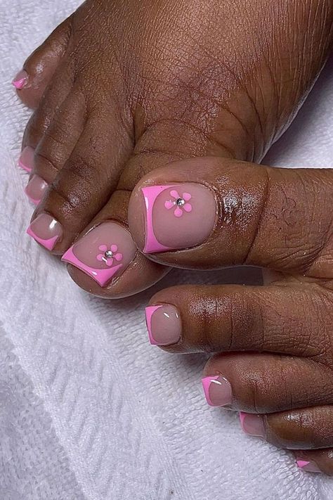 Elevate your pedicure with toe nails donning pretty pink French tips by @humbliztic_nailz, complemented by delicate flower nail art featuring rhinestones for an elegant and feminine touch. Ready to step up your toe nail game? Dive into Nailustrous for 25 Toe Nail Design Ideas and elevate your pedicure style today! Nail Colors Pedicure, Pedicure Styles, Summer Pedicure Designs, French Toe Nails, Flower Toe Nails, Toe Nail Colors, Pedicure Designs Summer, Pink Toe Nails, Feet Nail Design