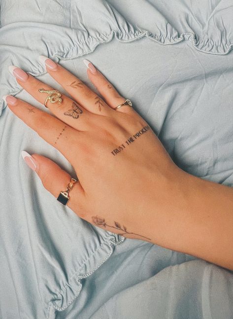 Name Tattoo On Hand, Tattoo Main, Simple Hand Tattoos, Butterfly Hand Tattoo, Finger Tattoo For Women, Hand And Finger Tattoos, Pretty Hand Tattoos, Hand Tats, Writing Tattoos