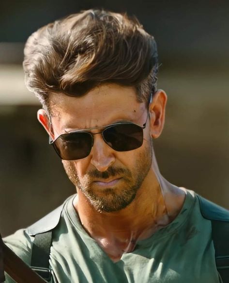 Roman Range, Shoulder Hairstyles, Haircut Shoulder, Hrithik Roshan Hairstyle, Beckham Hair, Hairstyles Undercut, Medium Length Hair With Bangs, Gym Photoshoot, Drawing Materials