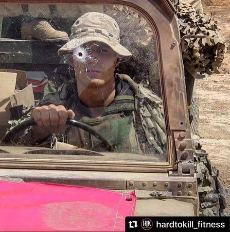 Rudy Reyes from Marine Force Recon looking through a bullet hole. He would have died if he wasn't bending down to reach something. Rudy Reyes, Generation Kill, Military Aesthetic, Weird Pictures, Military Men, Special Operations, Modern Warfare, Iraq, Military Vehicles