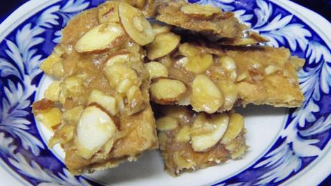 Graham Wafer Almond Squares, Almond Graham Cracker Brittle, Graham Cracker Almond Bark, Glorified Grahams, Gram Cracker Recipes, Baking Bars, Graham Cracker Butter, Graham Cracker Toffee, Florentines Recipe