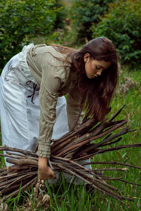 Prairie Girl Aesthetic, Peasant Girl Aesthetic, Village Girl Aesthetic, Peasant Aesthetic, Woman Gardening, Prairie Aesthetic, Medieval Peasant, Village Girl, Hair Color Brown