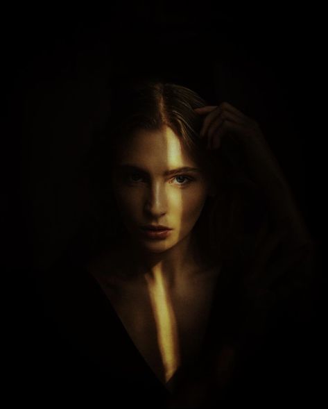 Dark Portrait, Studio Portrait Photography, Moody Photography, Portrait Lighting, Creative Portrait Photography, Photographie Inspo, Trik Fotografi, Shooting Photo, Cinematic Photography