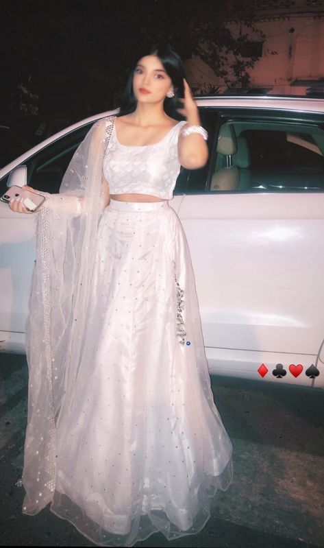 White Lenga Look, Aesthetic Lehanga Outfits, White Party Saree, Lehanga Aesthetics, Lenga Pose, White Lehenga Simple, Lehnga Aesthetic, Classy Lehenga, Lehenga Aesthetic