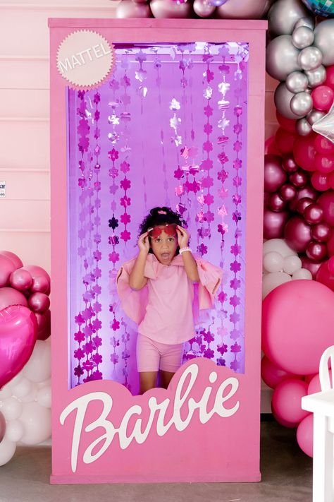 HOW TO THROW THE MOST FABULOUS BARBIE PARTY – Bonjour Fête Barbie And Ken Birthday Party, Barbie And Ken Birthday Party Ideas, Barbie Theme Birthday Party, Themed Party Outfits, Diy Fashion Show, Barbie Birthday Party Ideas, Barbie Party Supplies, Barbie Decorations, Hot Pink Decor