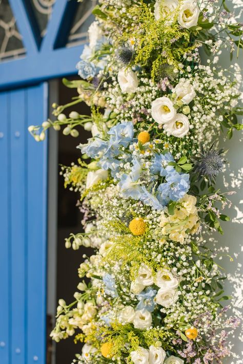 Wedding floral arrangements with blue, white and yelow detail Blue White And Lemon Wedding, Daisy Wedding Arbor, Dusty Blue And Light Yellow Wedding, Blue White Yellow Floral Arrangements, Blue And Yellow Winter Wedding, Daisy Wedding Bouquet Blue, Yellow Blue Green Wedding Theme, Light Blue Yellow And Green Wedding, Italian Bouquet Wedding