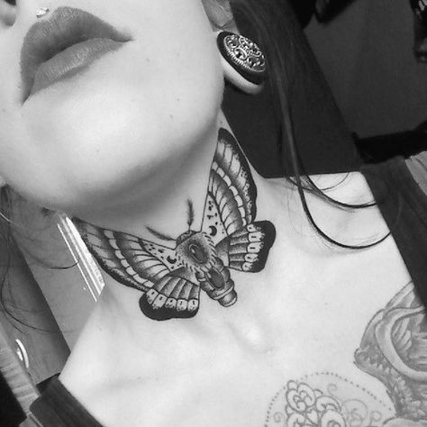 Neck Tattoos Women Throat Butterfly, Butterfly Neck Tattoo, Tattoo Sonne, Nape Tattoo, Throat Tattoo, Insect Tattoo, Neck Tattoos Women, Disney Tattoo, Moth Tattoo