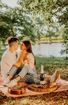 Picnic Engagement Photos, Picnic Photo Shoot, Picnic Pictures, Picnic Photography, Wedding Fotos, Picnic Engagement, Wedding Photoshoot Props, Cute Engagement Photos, Pre Wedding Photoshoot Outdoor