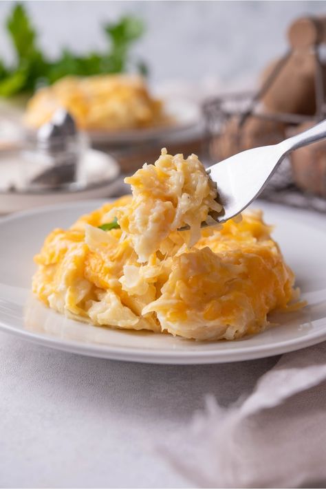 EASY Crockpot Cheesy Potatoes Recipe (Made With 5 Ingredients) Shredded Cheesy Potatoes Crock Pot, Crockpot Cheesy Potatoes Hashbrowns, Cheesy Hashbrowns Crockpot, Potatoes Hashbrowns, Crockpot Cheesy Potatoes, Cheesy Potatoes Crock Pot, Cheesy Potatoes Recipe, Crock Pot Potatoes, Cheesy Mashed Potatoes