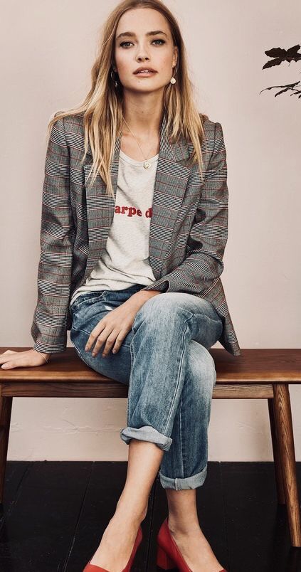 Saco a cuadros gris, playera blanca, pantalón de mezclilla, tacones rojos Ținute Business Casual, Casual Chique Stijl, Looks Jeans, Look Retro, Blazer Jeans, Mode Casual, Outfit Jeans, Mode Chic, Stil Inspiration