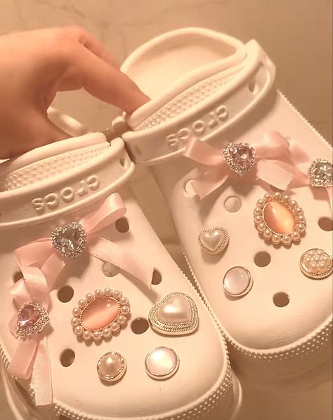 Coquette Crocs, Aesthetic Crocs, Shoes Coquette, Crocs Aesthetic, Crocs Pink, Pink Crocs, Crocs Fashion, Dr Shoes, Pretty Shoes Sneakers