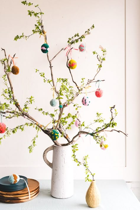 Pom Pom Easter, Easter Tree Diy, Diy – Velikonoce, Diy Osterschmuck, Diy Frühling, Easter Egg Tree, Egg Tree, Easter Tree Decorations, Diy Pom Pom