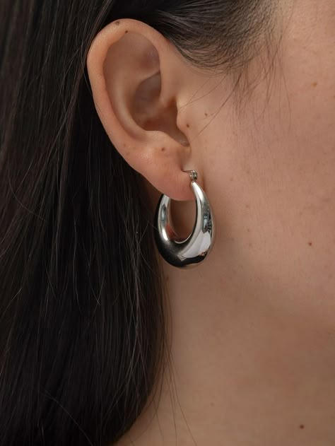 Silver Hoop Earrings Aesthetic, Aros Aesthetic, Silver Earrings Aesthetic, Hoop Earrings Aesthetic, Accessory Inspo, Earrings Aesthetic, Classy Jewelry, Jewelry Lookbook, Girly Jewelry