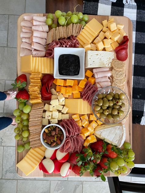 Second attempt at a charcutterie board, drawing inspiration from all of pinterest! Cutlery Board Ideas, Shakudery Board, Charcuterie Board Picnic Ideas, Cutery Board Ideas, Sharcoutery Board, Sharcudery Board, Cutlery Board Food Ideas, Chips Charcuterie Board, Cutlery Board