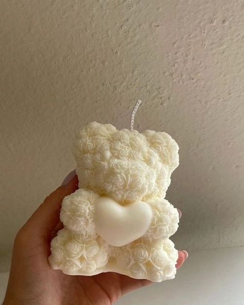 Embrace coziness and charm with our adorable Teddy Bear Candles! These delightful candles are the perfect addition to your home decor or a thoughtful gift for your loved ones. ✨🧸 W : 272 grams DM to enquiry/Order 💌 Teddy Bear Candle, Scented Candles Decor, Rose Teddy Bear, Teddy Bear With Heart, Bear Candle, Bridal Shower Party Favors, Rose Bear, Heart Candle, Belle Rose