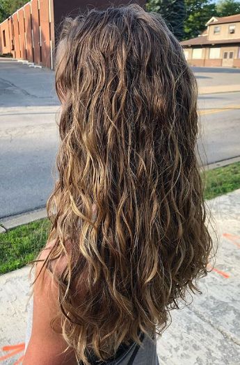 Creative American Wave Perm Style Beach Waves Permanent, Perm For Wavy Hair, Wavy Perm Loose Long Hair, Beach Waves Hair Perm, Loose Perm Blonde Hair, Loose Wave Perm Long Hair, Lose Perms For Medium Length Hair, Loose Permed Hairstyles, Loose Wave Perm Medium Hair