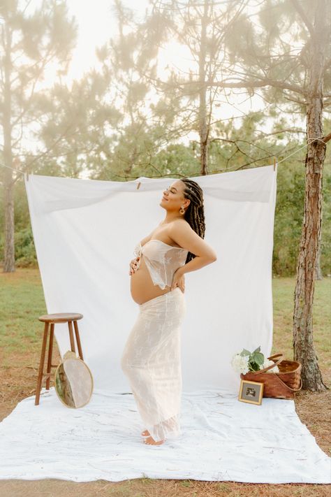 Maternity Photography Sheet Backdrop, White Sheet Photoshoot Outside Maternity, Maternity Shoot With Sheet, Maternity Photography Sheet, Maternity Photography White Sheet, Maternity White Sheet Photoshoot, Picnic Maternity Shoot, Sheet Maternity Shoot, Maternity Picnic Photoshoot