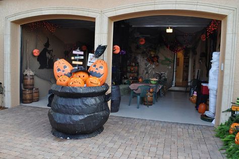 Halloween party in a garage Halloween Garage Party, Garage Halloween Party, Garage Party Decorations, Halloween Party Ideas Decorations, Party Decorating Ideas, Pumpkin Lanterns, Halloween Garage, Garage Party, Fall Carnival