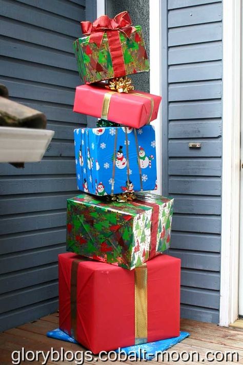 Stacked gifts - outdoor decoration... (contact paper might work w duck tape) Jul Diy, Grinch Christmas Decorations, Christmas Window Display, Candy Land Christmas Decorations, Christmas Float Ideas, Christmas Parade, Christmas Decorations Diy Outdoor, Office Christmas Decorations, Christmas Yard