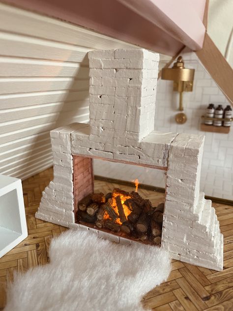 DIY Dolls House fireplace Diy Mini Fireplace, Diy Barbie Fireplace, Diy Dollhouse Fireplace, Diy Dolls House, Homemade Barbie House, Dollhouse Remodel, Christmas Barbie Dolls, Retro Fireplace, Christmas Cabin Decor