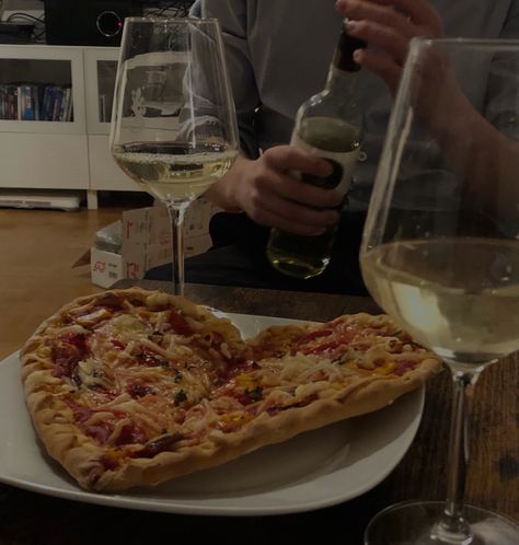 Cooking Date Aesthetic, Date Night Aesthetic Dinner, Pizza Couples, Boyfriend Dinner, Dinner Date Aesthetic, Pizza Pictures, Valentine Pizza, Dinner Pizza, Date Night Aesthetic