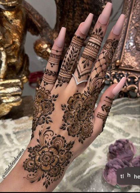 Tattoo studio Life Line Mehndi Palm Designs Simple, Aesthetic Mehendi Designs Palm, Simple Henna Designs Hand Palm, Pretty Mehendi Designs, Mehndi On Palm, Mehendi Palm Design, Palm Mendhi, Henna Palm Designs, Mehndi Palm