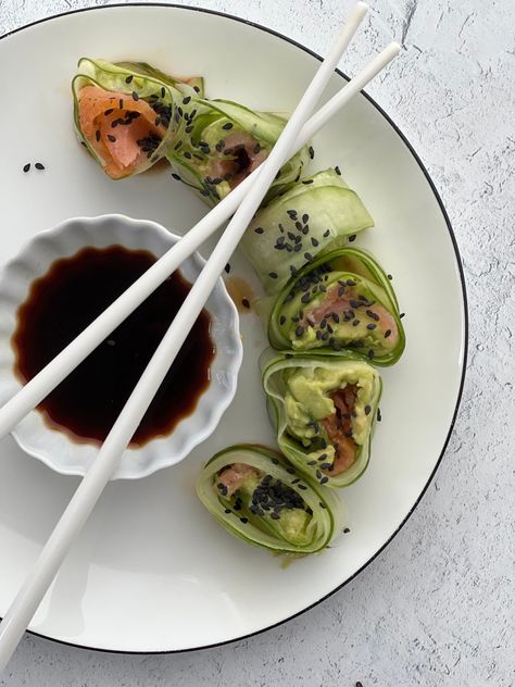 Cucumber Snack, Cucumber Roll Ups, Cucumber Sushi Rolls, Low Carb Sushi, Salmon Smoked, Cucumber Snacks, Cucumber Appetizers, Cucumber Sushi, Cucumber Rolls