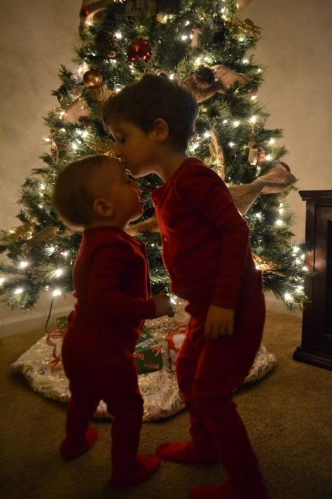 Family Decorating Christmas Tree Photos, Toddler Christmas Pictures, Christmas Photoshoot Kids, Christmas Dressing, Diy Christmas Photoshoot, Christmas Baby Pictures, Christmas Family Photoshoot, Christmas Card Pictures, Baby Christmas Photos