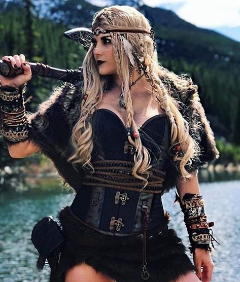 Beautiful and strong @lady_gypsysandfeet 😍⚔❤ - Follow @shieldmaidensworld for more👈🏻 - Use #shieldmaidensworld to get featured📸 -… Female Viking Costume, Viking Halloween Costume, Vikings Halloween, Viking Queen, Viking Party, Viking Warrior Woman, Costume Viking, Viking Cosplay, Viking Character