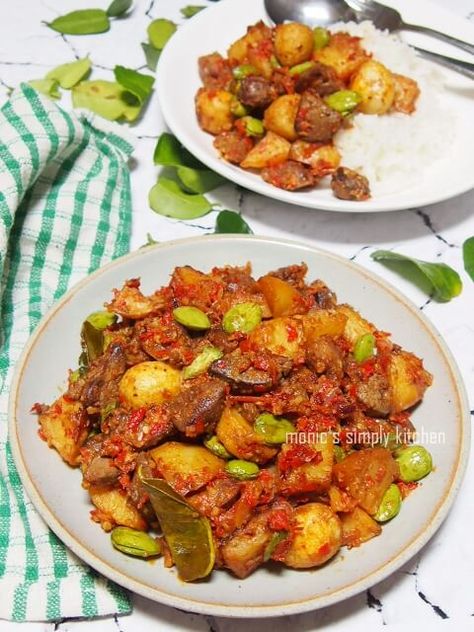 sambal goreng ati ampela pete kentang Nugget Pisang, Tahu Tempe, Sambal Recipe, Sambal Sauce, Malay Food, He He, Indonesian Cuisine, Health Dinner Recipes, Avocado Recipes