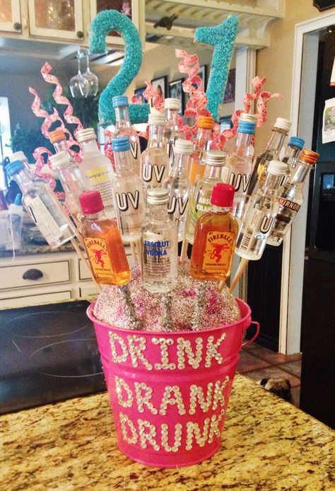 20 Ideas to Choose a Great Gift for Your Best Friend                                                                                                                                                                                 More Alcohol Bouquet, 21st Bday Ideas, Anniversaire Diy, Diy Jul, Friends Diy, Navidad Diy, Birthday Party 21, Diy Gifts For Boyfriend, Birthday Gifts For Best Friend